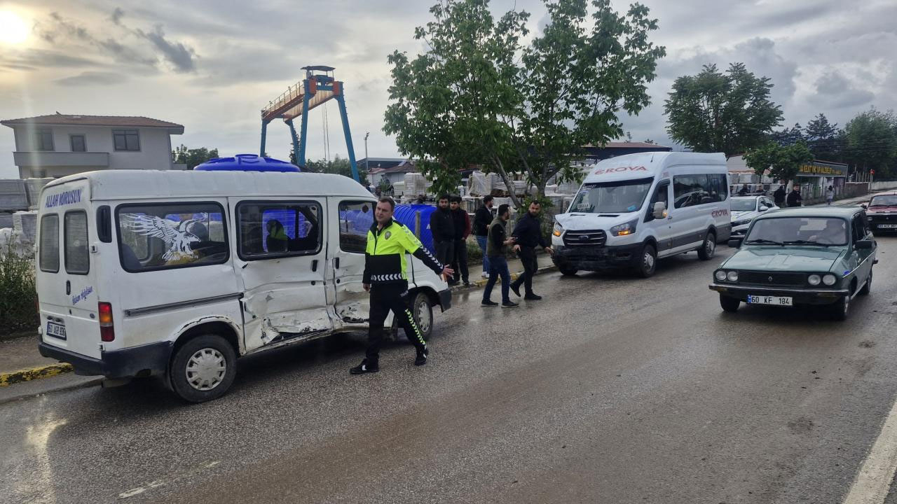 Tokat'ta iki minibüs çarpıştı: Çok sayıda yaralı var