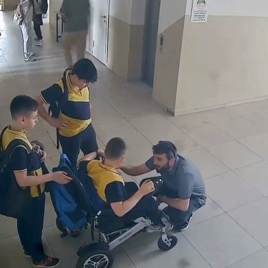 Bursa'da yürek ısıtan görüntüler! Engelli öğrencisini sırtında taşıdı
