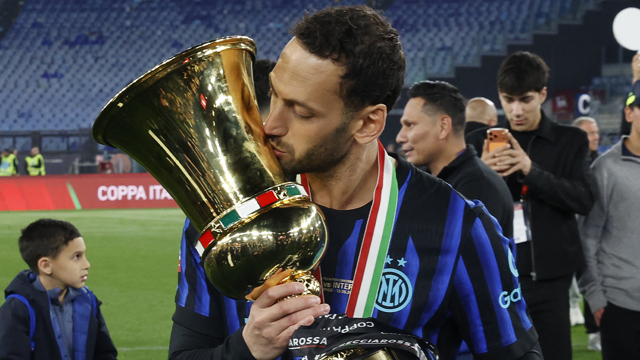 Hakan Çalhanoğlu'ndan transfer açıklaması: Bakalım ne olacak