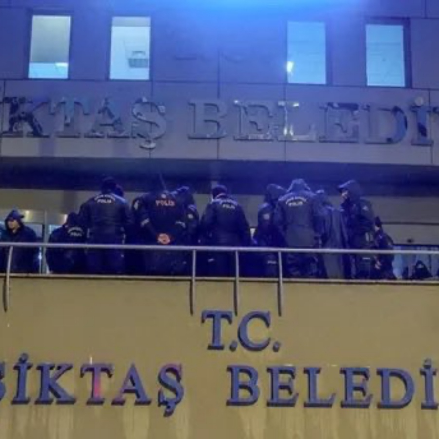 Beşiktaş Belediyesi'nde rüşvet operasyonu: Makam odalarından binlerce dolar ve avro fışkırdı! 5 zanlı gözaltına alındı...