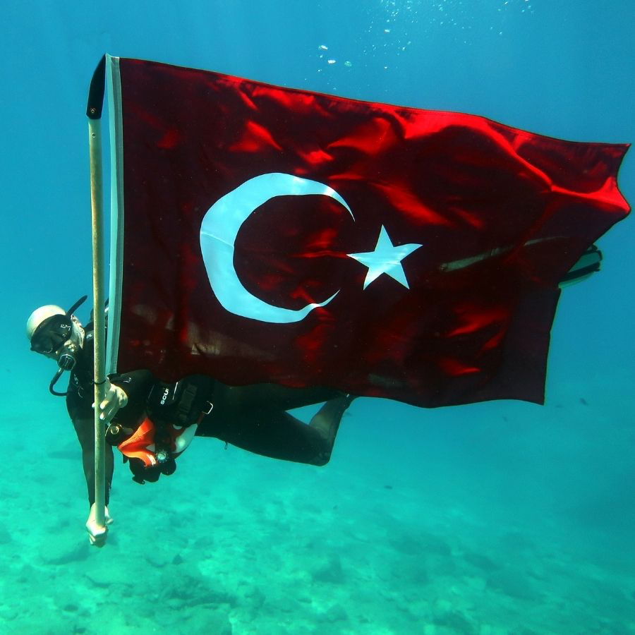 Muğla'daki dalgıçlar 19 Mayıs'ı denizin dibinde Türk bayrağı açarak kutladı