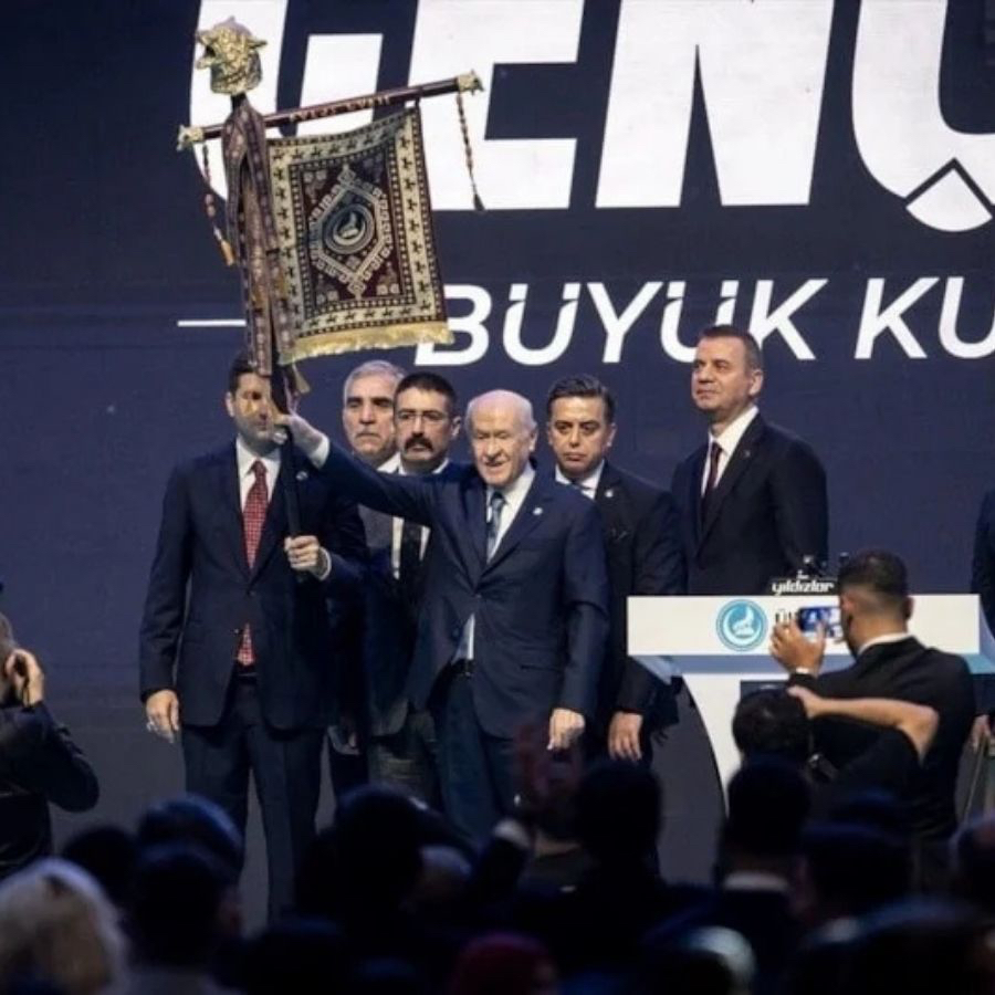 Devlet Bahçeli'ye altın kurt başlı tuğ hediyesi! Altın kurt başlı tuğ hediyesi ne anlama geliyor?