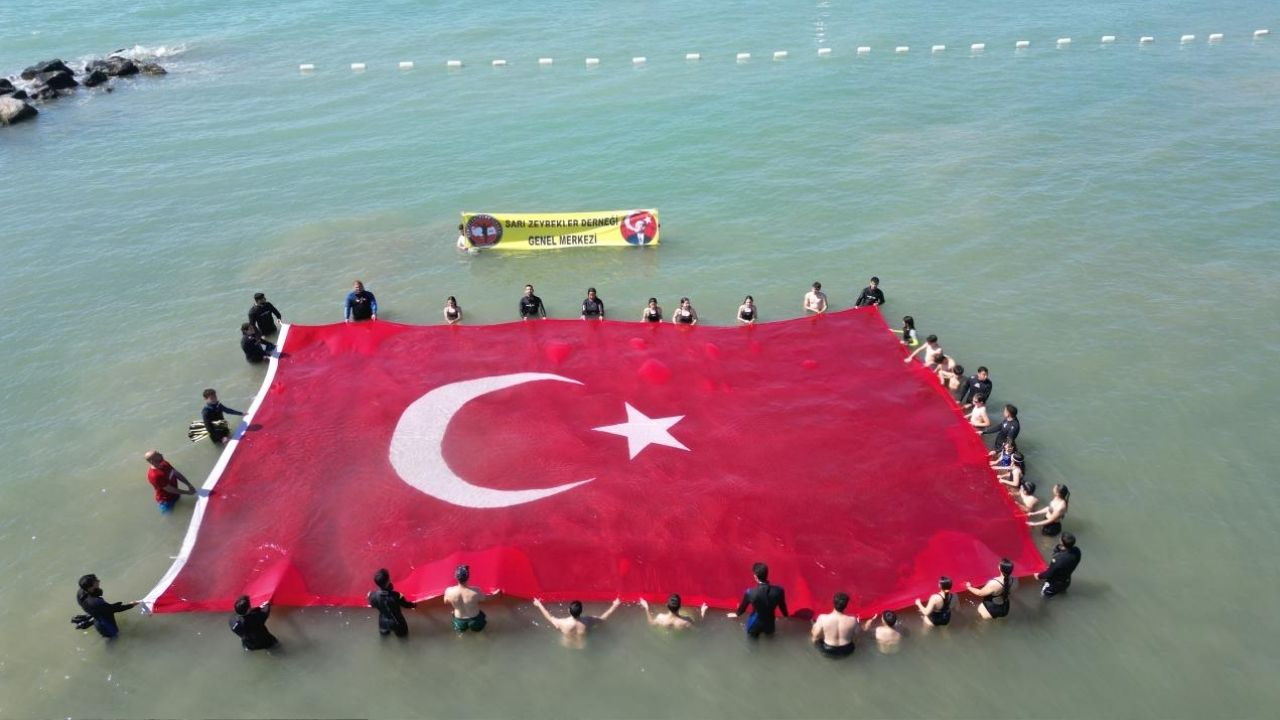 Hatay'da denizde 138 metrekarelik Türk bayrağı açıldı