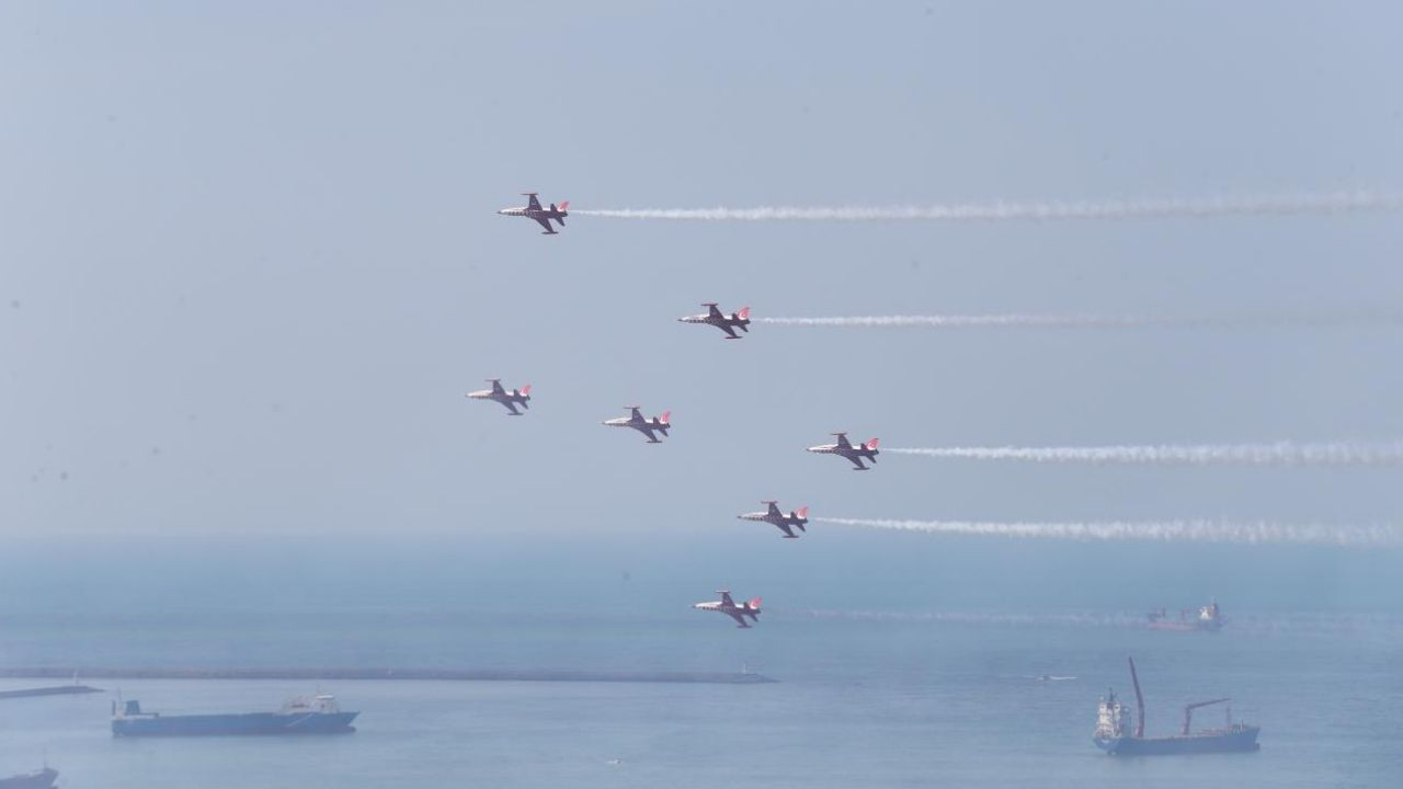 Türk Yıldızları ve SOLOTÜRK Samsun'da gösteri uçuşu yaptı