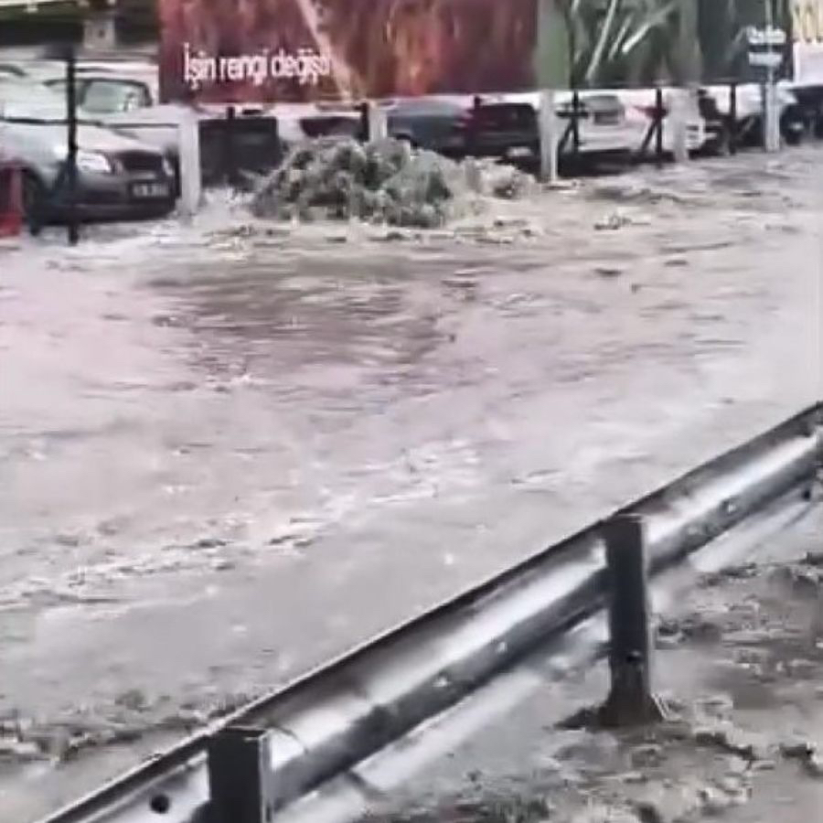 Meteoroloji uyarmıştı! İstanbul'da yağış etkisini artırdı: Yollar göle döndü