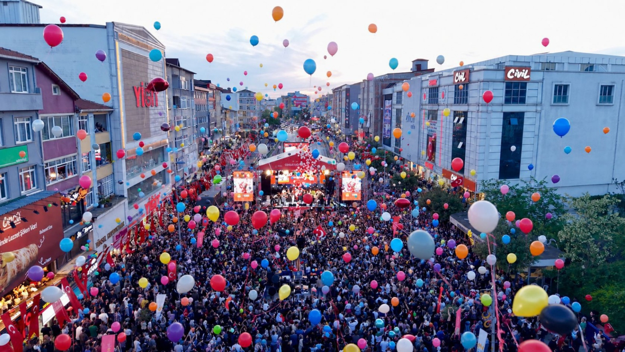 Sultanbeyli'de kanseri yenen Zeyd için binlerce balon gökyüzüne bırakıldı!
