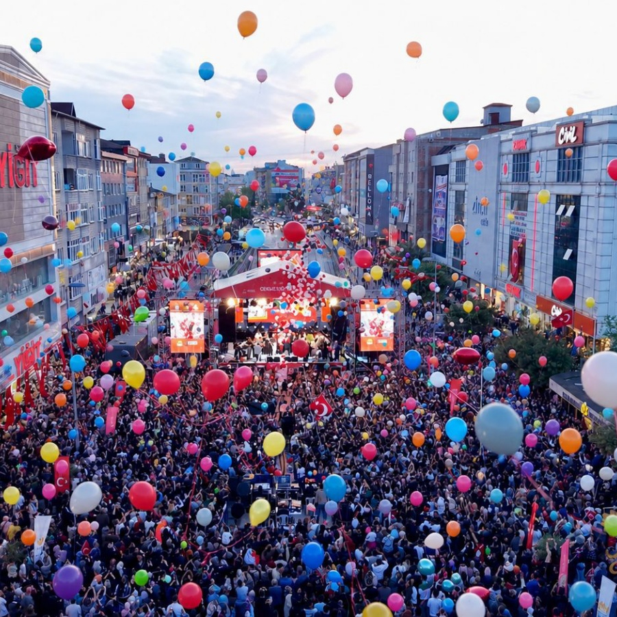 Sultanbeyli'de kanseri yenen Zeyd için binlerce balon gökyüzüne bırakıldı!