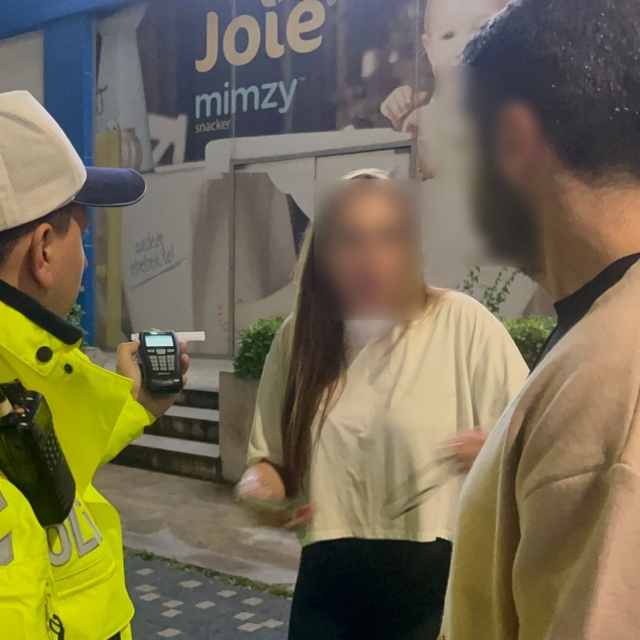 Polisin alkollü sürücüyle imtihanı! Kadın sürücü alkolmetreyi üflemedi, polise karşı çıktı