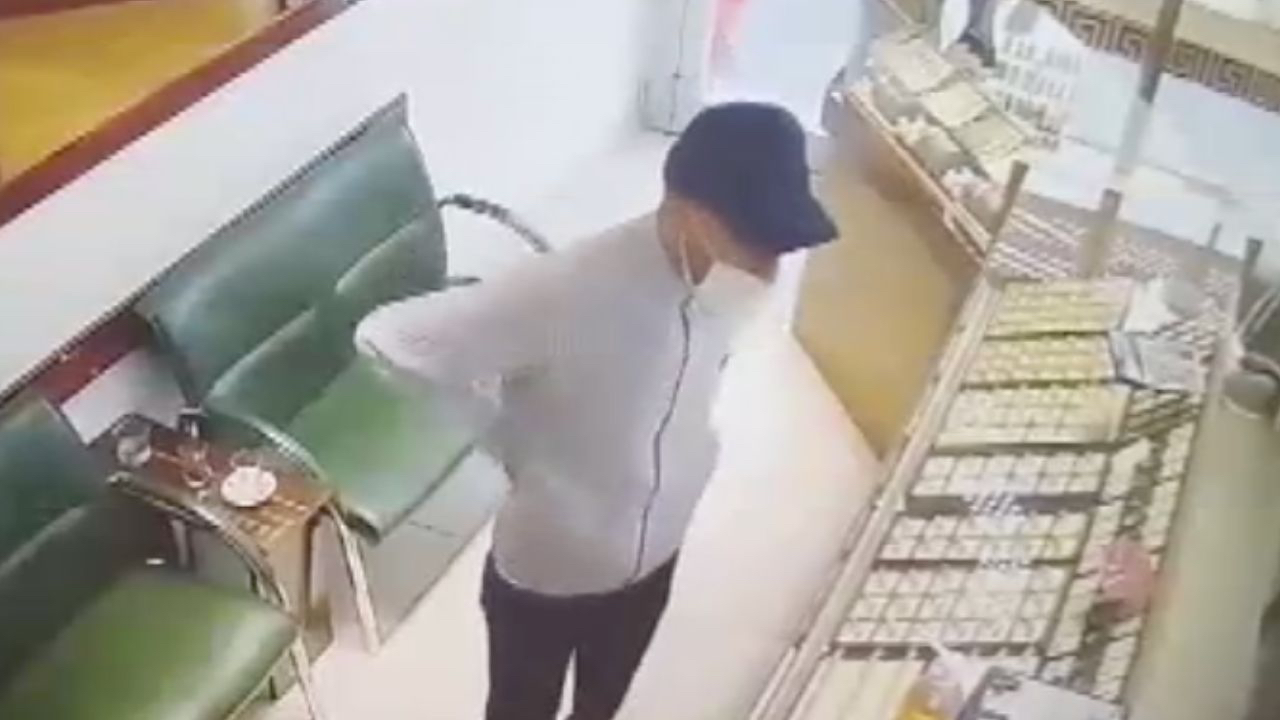 Kuyumcuda hırsızlık anı! Eşime alacağım deyip çaldı