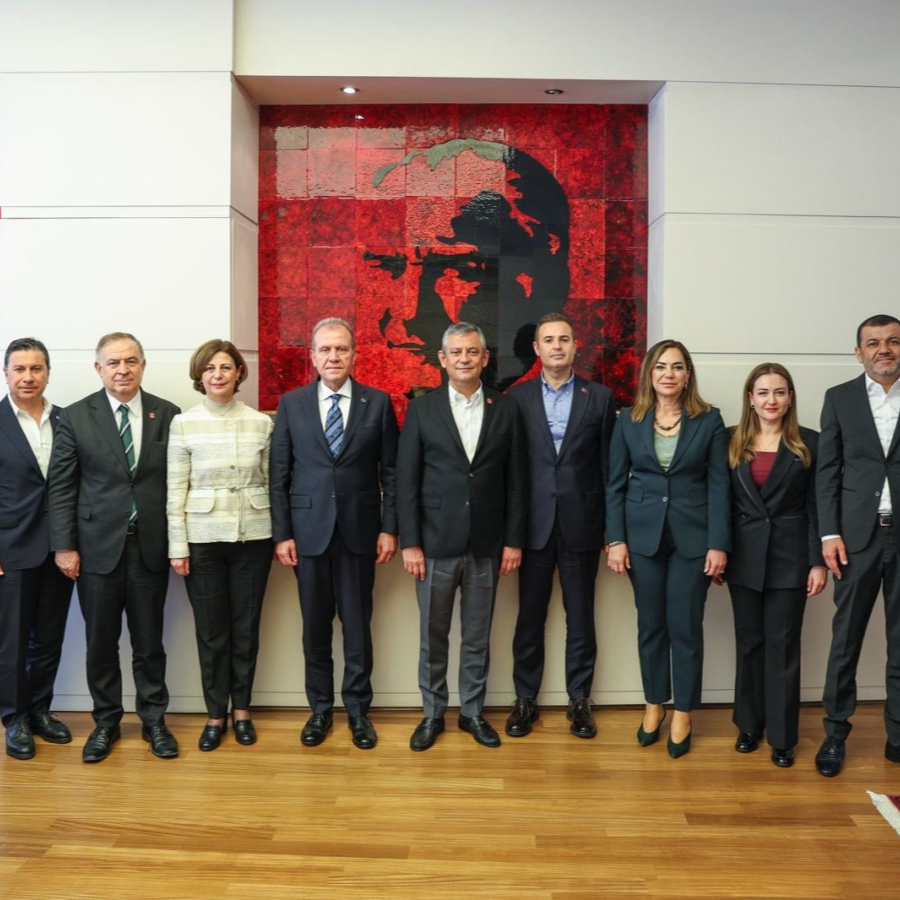 CHP'de kartlar yeniden karılıyor: Özgür Özel'in işgal ettiği genel merkezdeki fotoğrafta büyük çatlak! Mansur Yavaş, Cemil Tugay ve Zeydan Karalar neden yok?