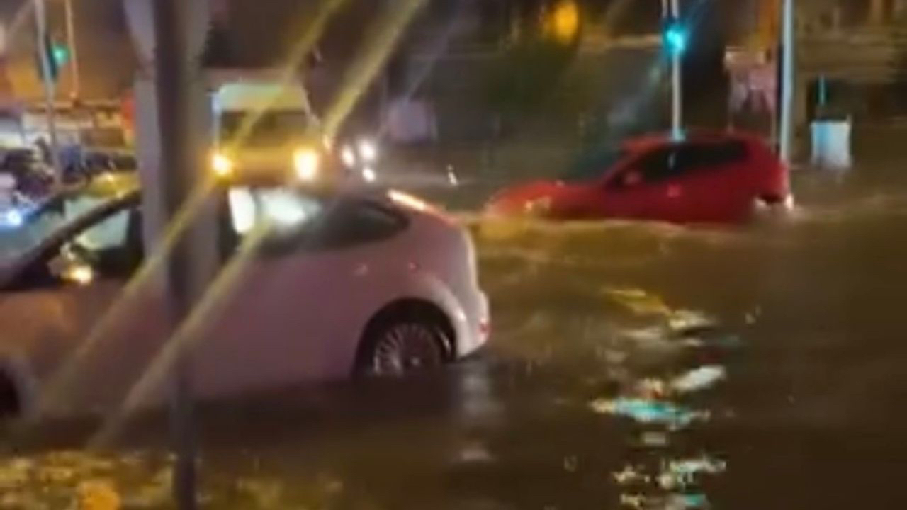 Adana'da sağanak! Yollar göle döndü
