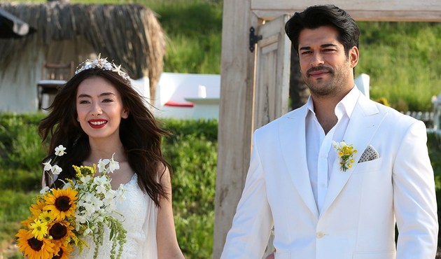 'Kara Sevda' ülkeye 'Emmy'i kazanarak döndü!