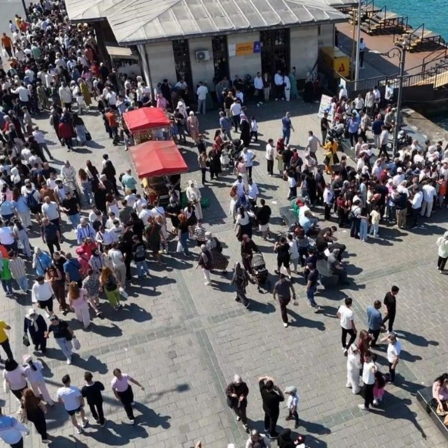 Eminönü'nde bayram kalabalığı! İskelede adım atacak yer kalmadı