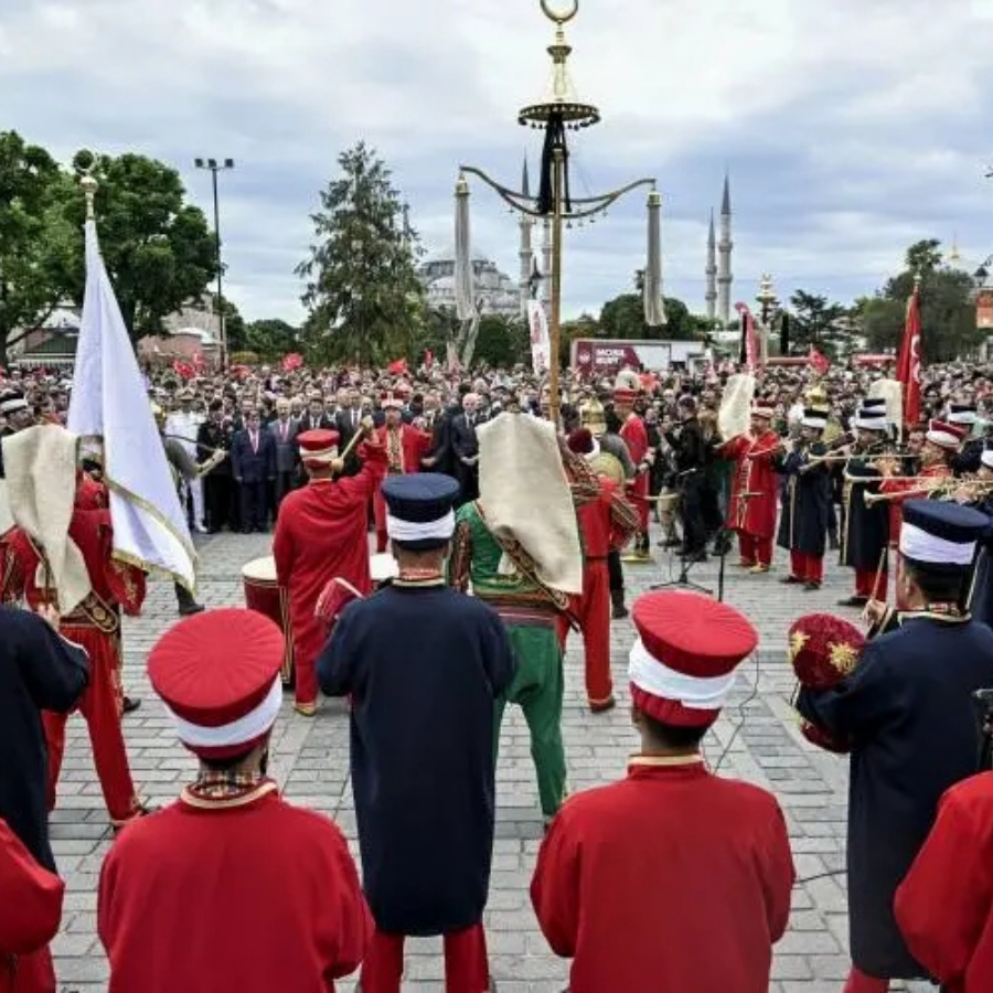 Mehteran çaldı, İstanbul inledi: Fethin 573. yılında çifte bayram coşkusu! Erdoğan Cuma namazını Ayasofya'da kıldı...