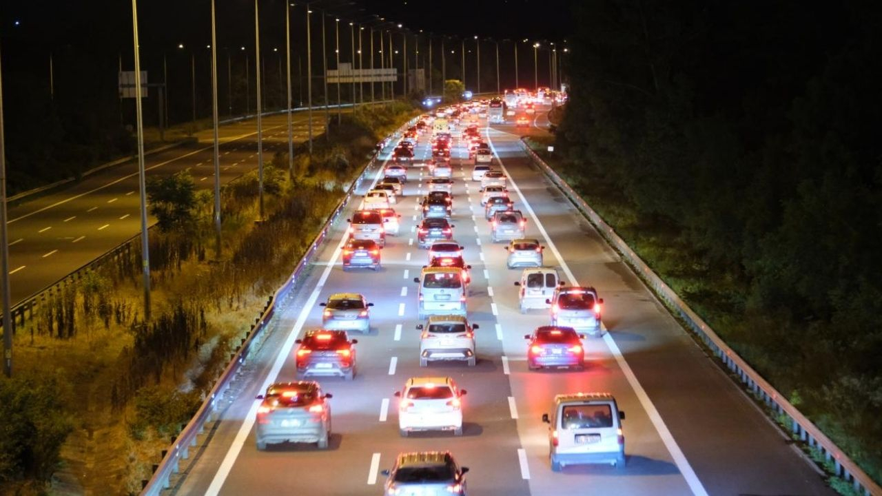 Tatilciler dönüşe geçti, birçok noktada trafik yoğunluğu arttı