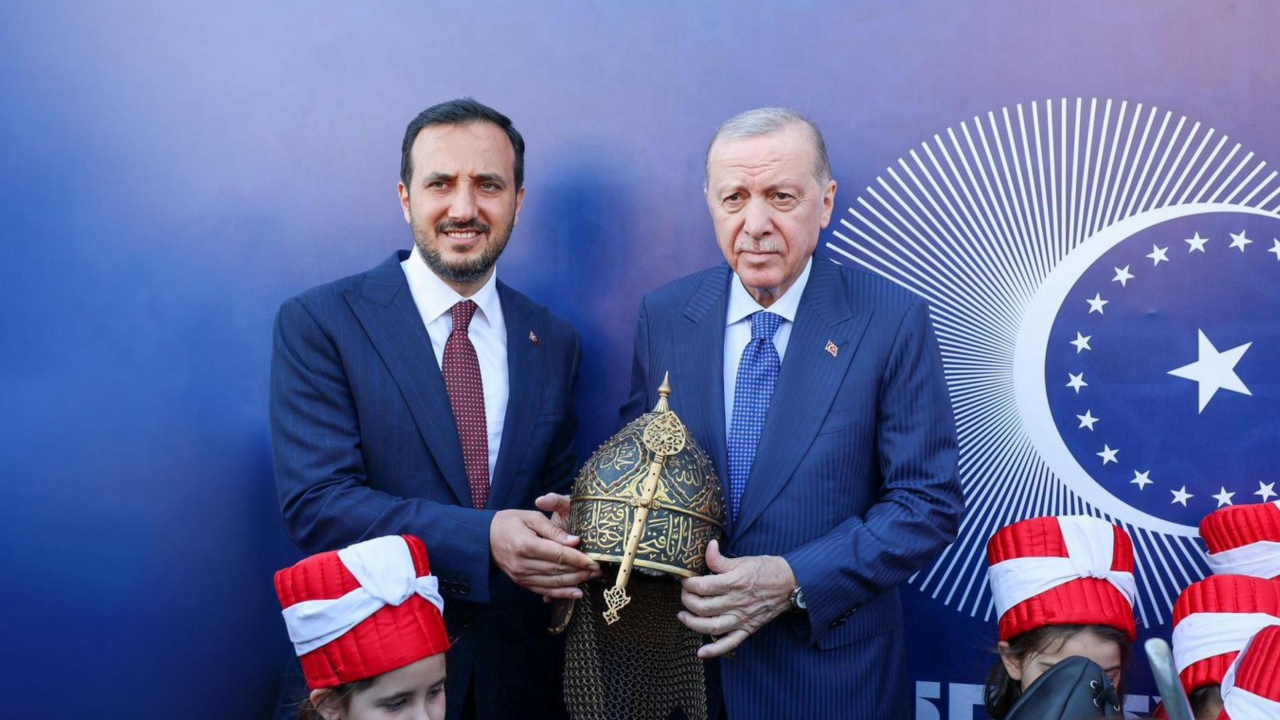Cumhurbaşkanı Erdoğan’a Haliç’te tarihi sürpriz: Üzerinde Fetih Suresi yazılı Fatih Miğferi takdim edildi!