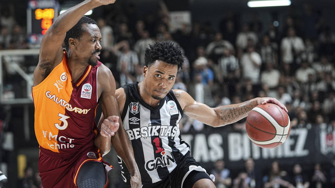 Beşiktaş Galatasaray'ı devirerek yarı finale yükseldi
