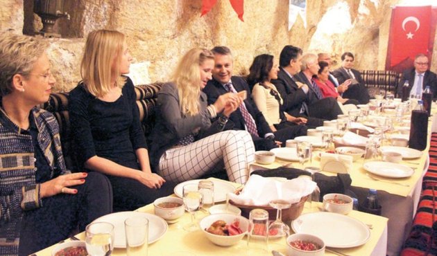 AB mağarada sıra gecesinde!