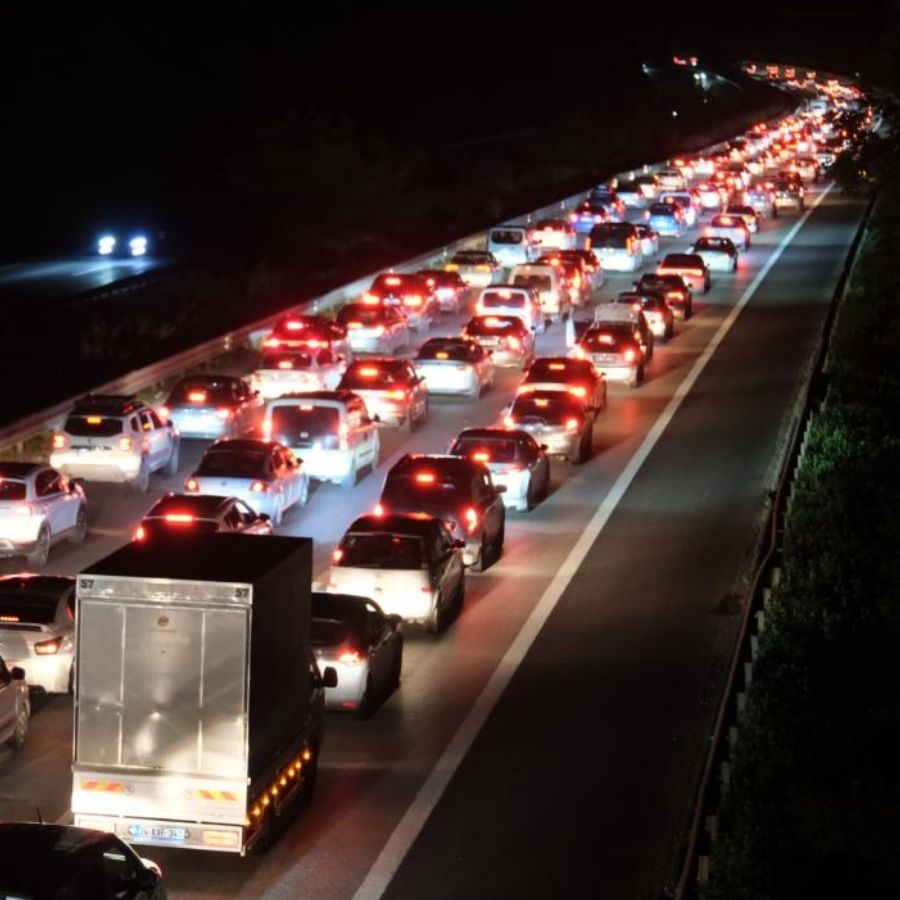 İstanbul’a dönüş yolunda trafik durma noktasına geldi