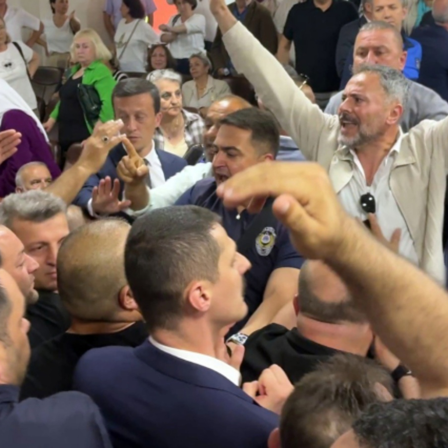 Tutuklama sonrası olağanüstü seçim: CHP’li Akçakoca Belediye'si AK Parti’ye geçti, salon savaş alanına döndü!