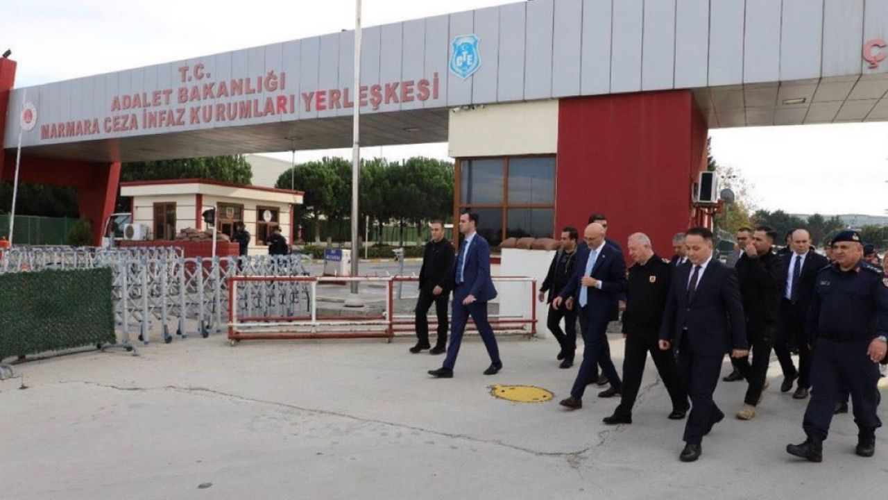 Salonda poster açıldı, içeri doğum günü pastasıyla girildi! İmamoğlu davasında jandarma personeli hakkında idari tahkikat