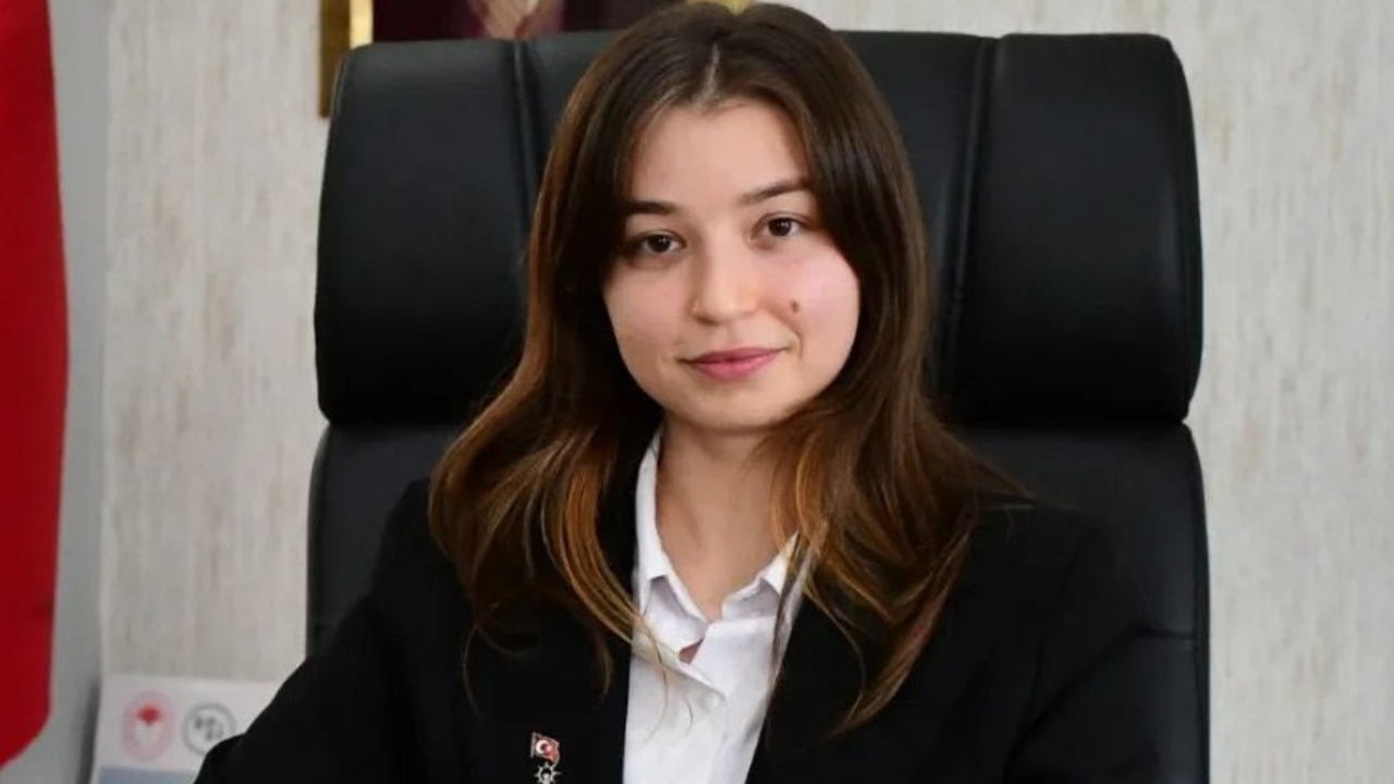 Atatürk paylaşımı tepki çekmişti... AK Partili Rümeysa Eker istifa etti!