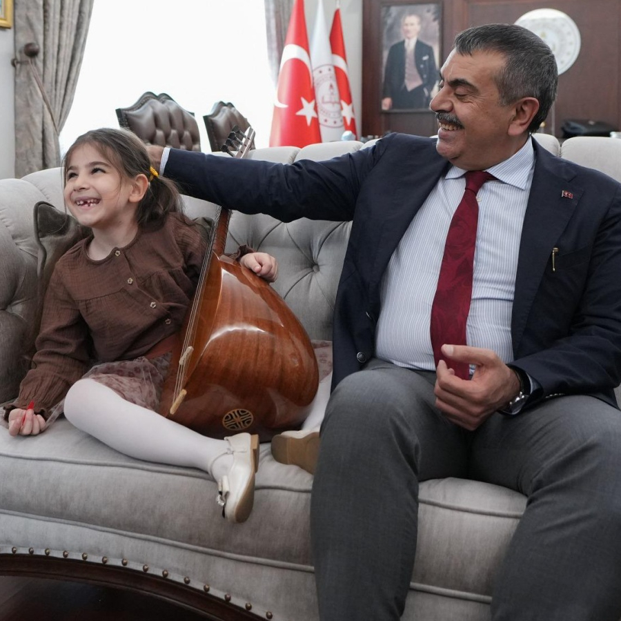 6 yaşında ama tam 10 enstrüman çalıyor! Milli Eğitim Bakanı Yusuf Tekin, Nil Korkmaz’ı makamında ağırladı: Birlikte türkü söylediler