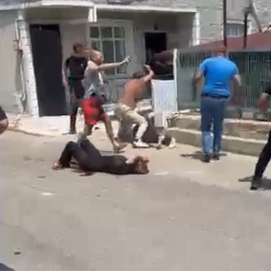 Kocaeli'nde karısını sokak ortasında bıçaklayan saldırganın linç edildiği anlar