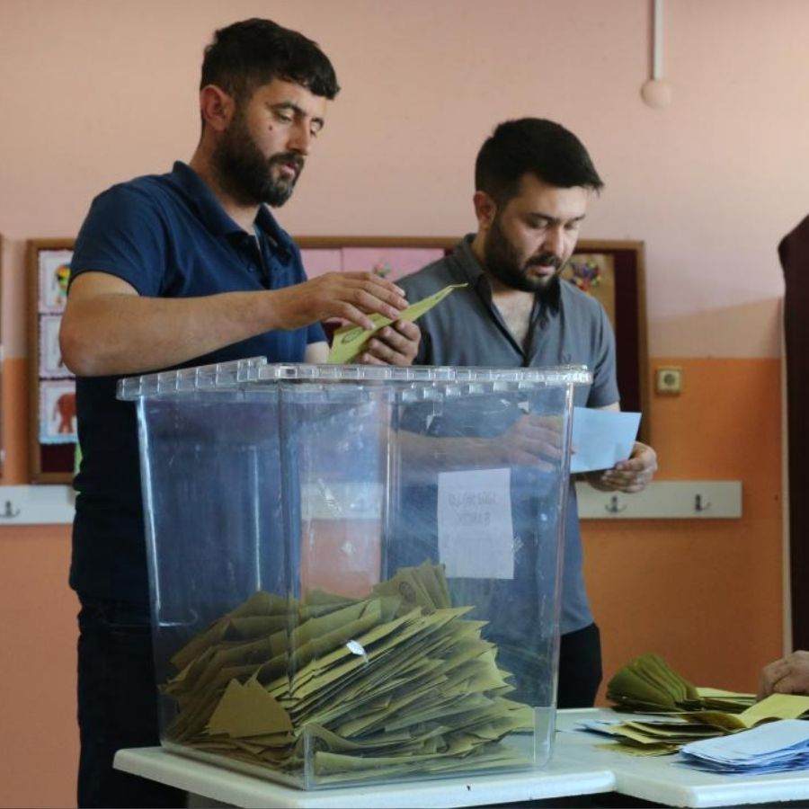Yerel yönetimler için 6 beldede seçim yapıldı! Belediye seçimlerinde AK Parti sildi süpürdü