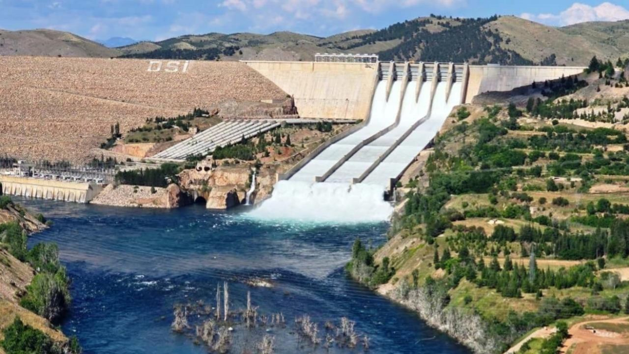 Elazığ'da Keban Barajı'nda kapaklar ikinci kez açıldı