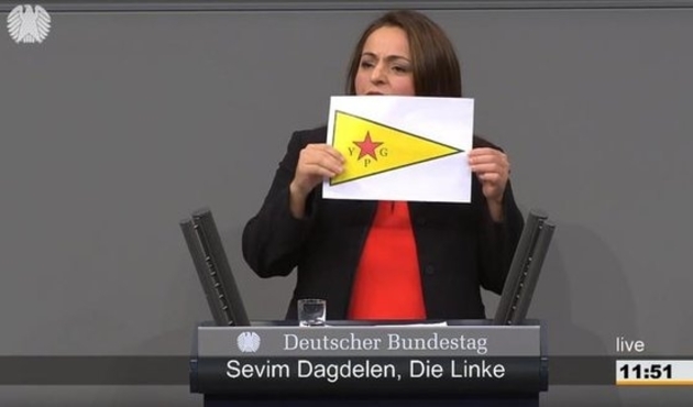 Türk kökenli vekil terör örgütü YPG bayrağı açtı...