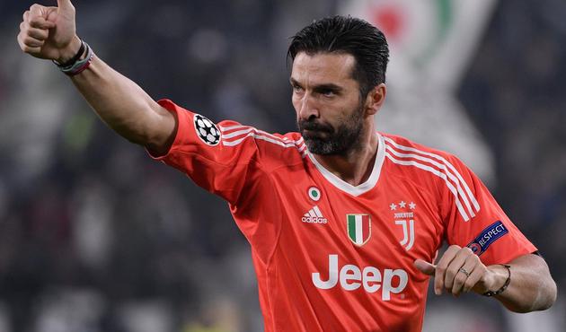 Şampiyonlar Ligi'nde şok! Buffon saha ortasında şortunu çıkardı...