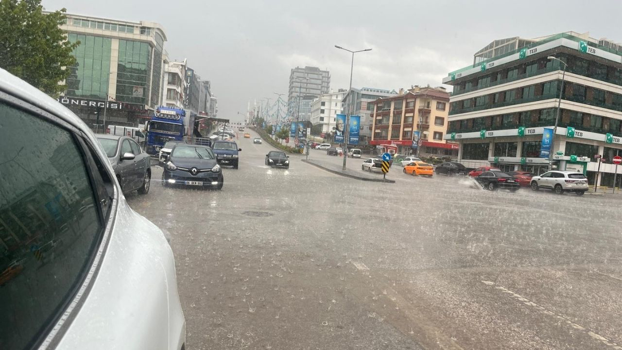 Ankara'da sağanak! Yollar göle döndü, trafik kilitlendi