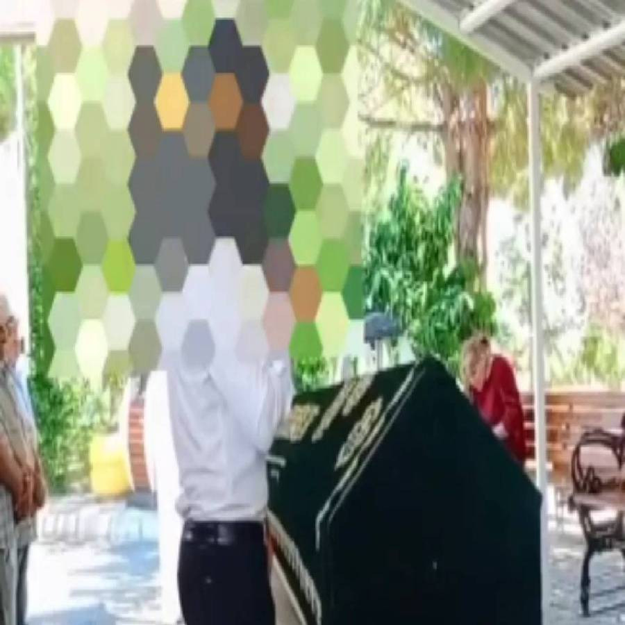 Yer İstanbul! Sosyal medya bu kareyi konuşuyor: Cenaze namazı Türkçe kılındı