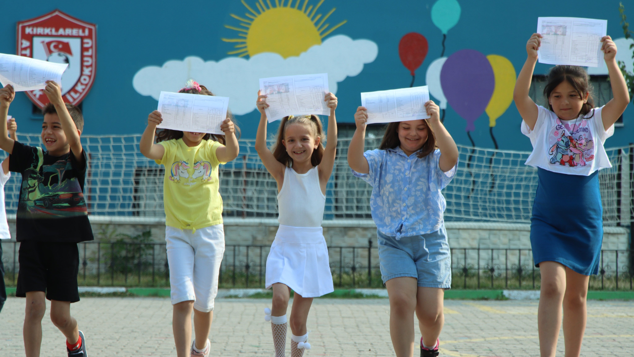 2026 OKULLAR NE ZAMAN KAPANACAK? Okullar ne zaman tatil oluyor? Karneler saat kaçta dağıtılacak?