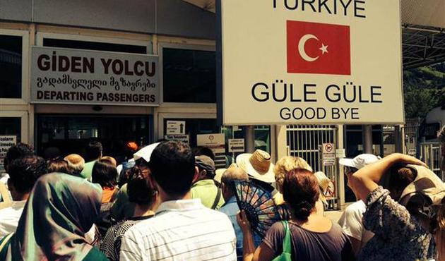 Evini, tarlasını, ineğini satan koşa koşa gidiyor!