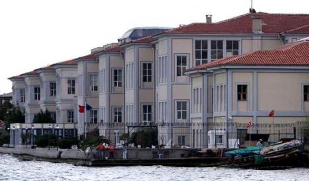 Üniversitede 11 yaşındaki öğrencileri kırbaçla dövdüler!