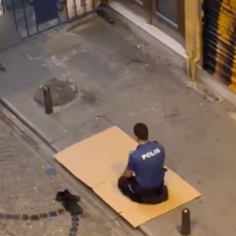 Gönülleri fethetti! Görev öncesi kaldırıma karton serip sabah namazı kılan polise beğeni yağdı