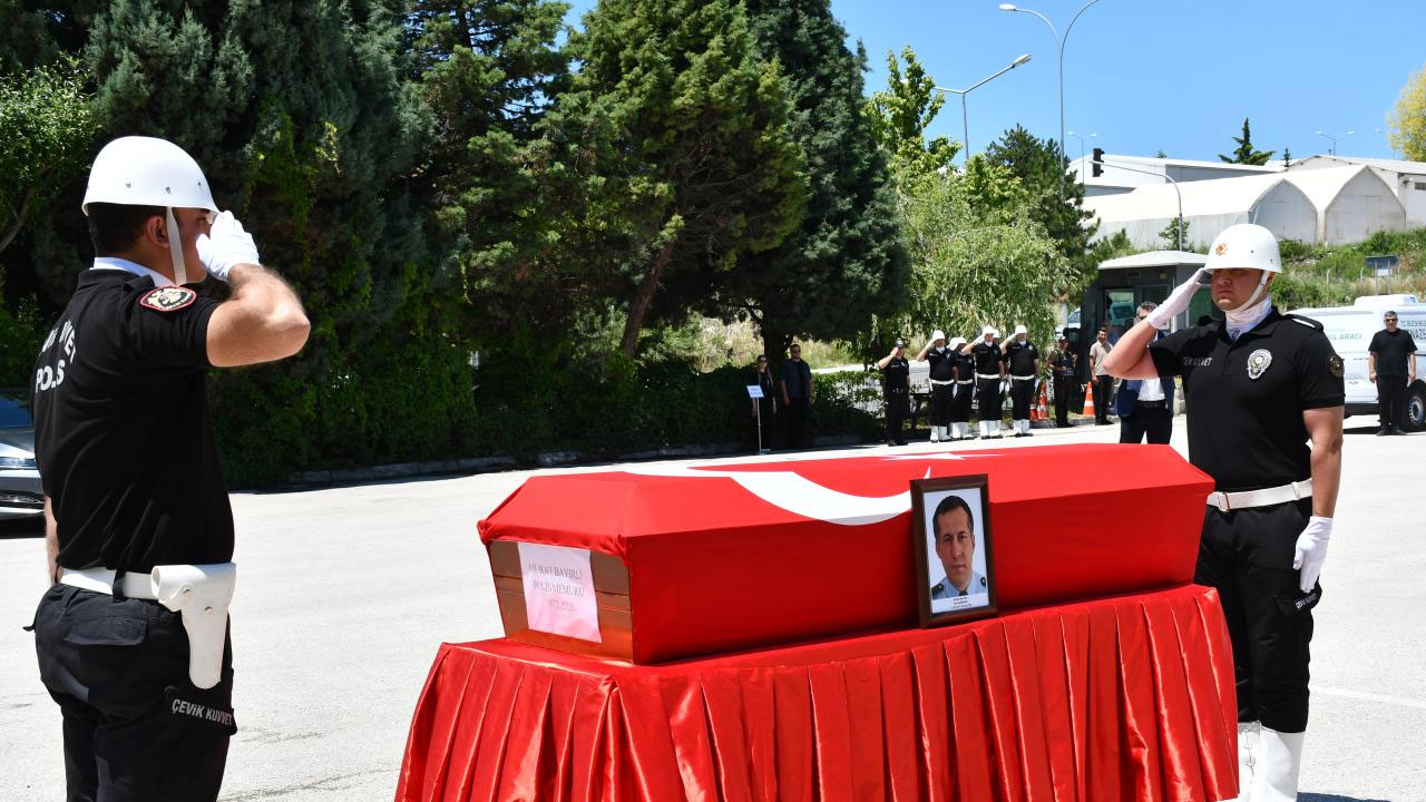Görev başında kalp krizi geçiren polis memuru Kütahya'da son yolculuğuna uğurlandı