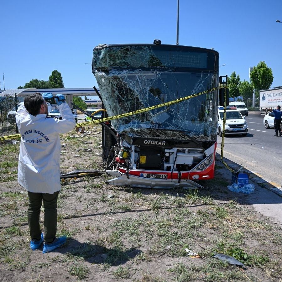 Ankara'da feci kaza! EGO otobüsü önce hafif ticari araçla çarpıştı sonra yayaya çarptı: 1 ölü, 9 yaralı!
