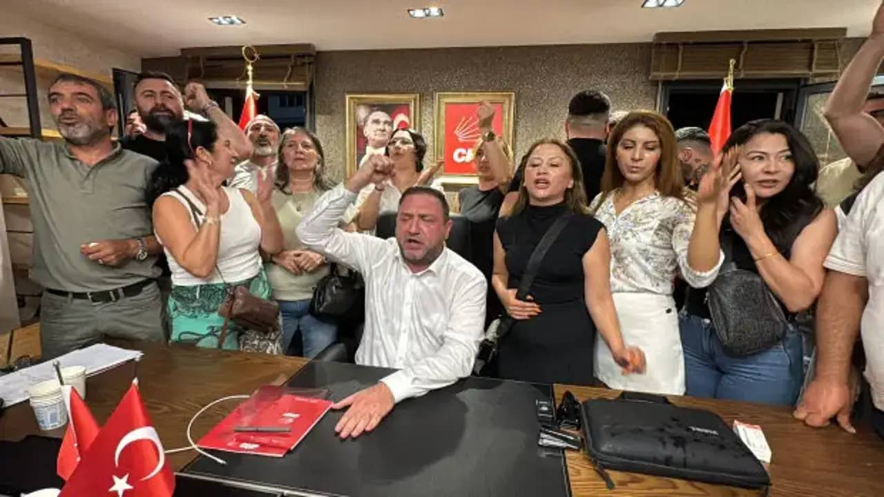 CHP'de skandal üstüne skandal! Utku Gümrükçü 'yangın hortumlu' devir teslimde yaşanan krizi anlattı: Bana sinkaflı küfürler etti