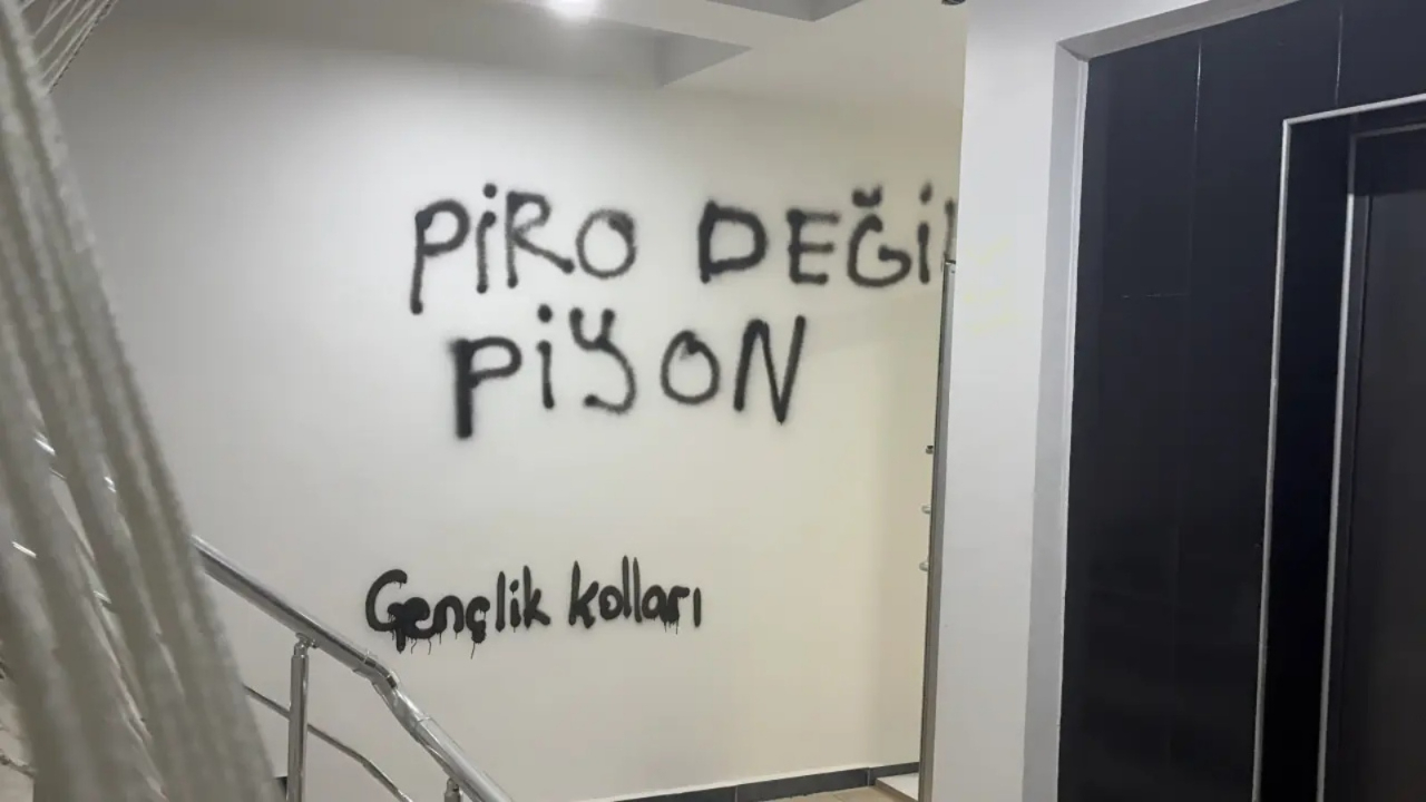 CHP'de iç savaş Anadolu'ya sıçradı! İl binası savaş alanına döndü: Barikatlardan sonra sprey savaşı!