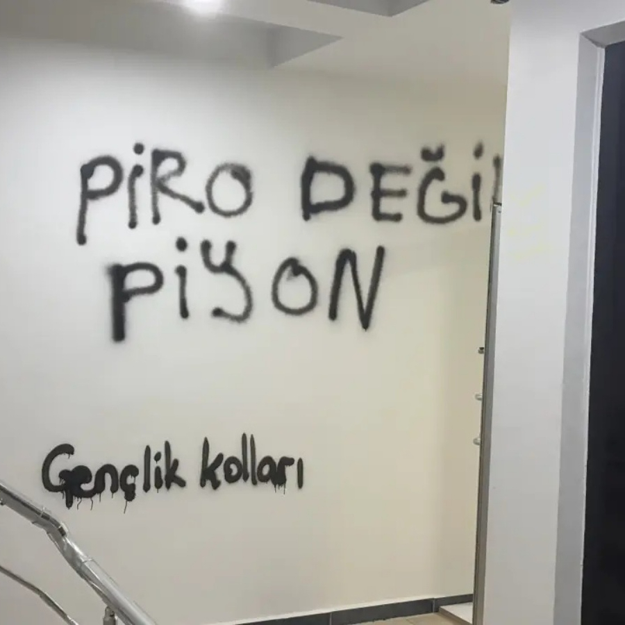 CHP'de iç savaş Anadolu'ya sıçradı! İl binası savaş alanına döndü: Barikatlardan sonra sprey savaşı!