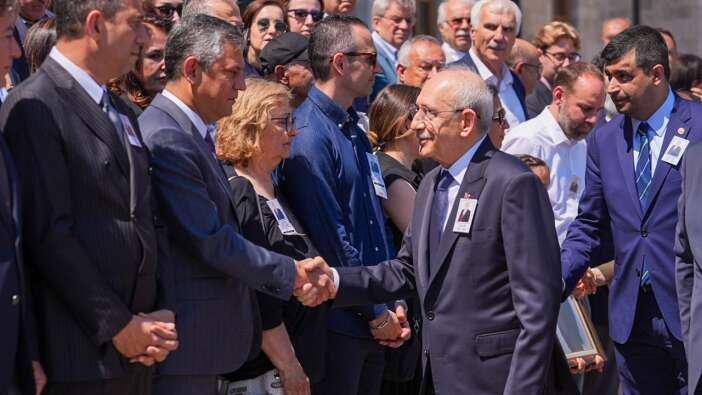 Kılıçdaroğlu ve Özgür Özel ilk kez tokalaştı! CHP'de tarihi anlar: Sadece o isim elini sıkmadı!