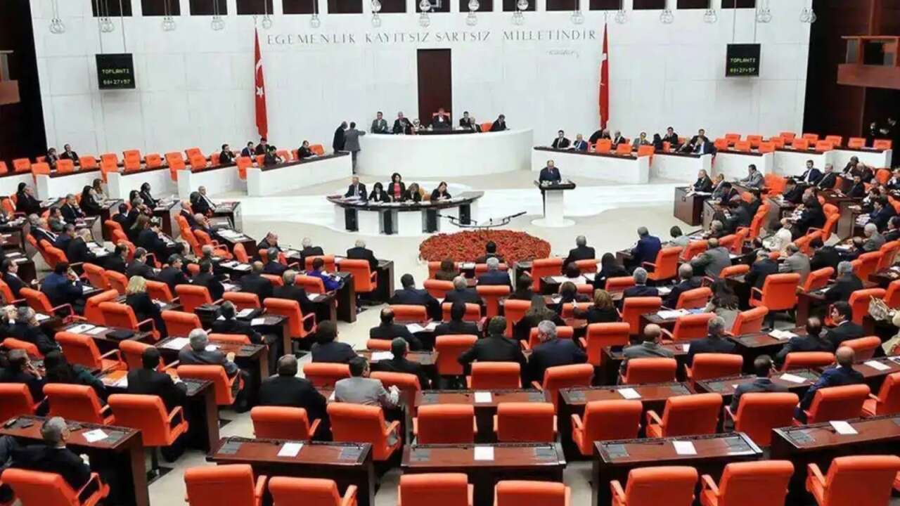 Meclis'te kartlar yeniden dağıtıldı! AK Parti'ye akın, CHP'de kan kaybı! İşte güncel sandalye dağılımı