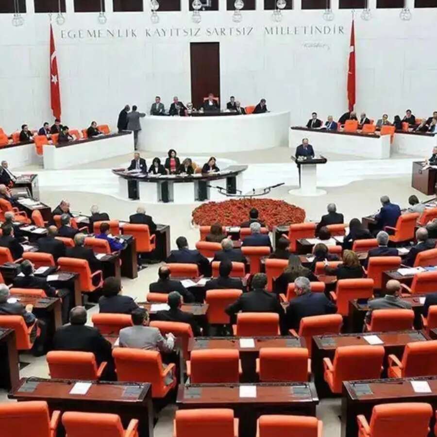 Meclis'te kartlar yeniden dağıtıldı! AK Parti'ye akın, CHP'de kan kaybı! İşte güncel sandalye dağılımı
