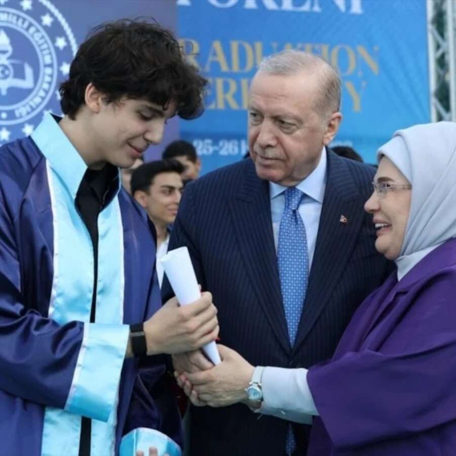 Erdoğan ailesinin en mutlu günü: Cumhurbaşkanı Erdoğan torunu Ömer Tayyip Erdoğan'a diplomasını kendi elleriyle verdi!