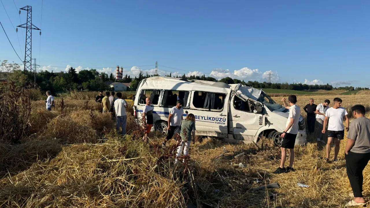 O ilimizde korkutan kaza! Yolcu minibüsü tarlaya uçtu: Ölü ve yaralılar var