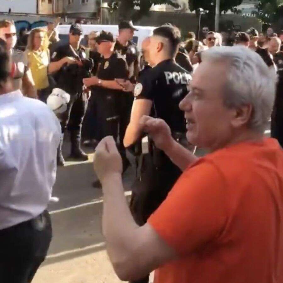 İzmir'de LGBT yürüyüşünde gözaltına alınan oğlunu sloganlarla uğurladı: Seninle gurur duyuyorum evladım