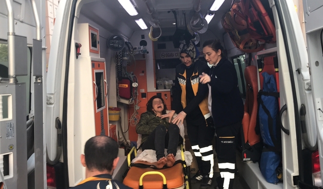 Erkek arkadaşını bıçaklayıp intihara kalkıştı...